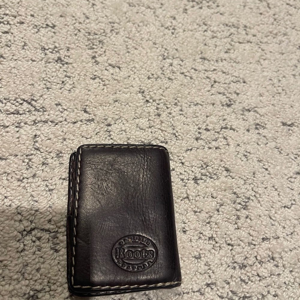 Roots leather card holder